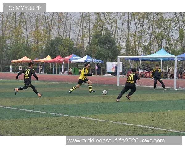 足球场10号的传奇之路：从青涩少年到球场巨星的成长故事